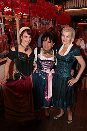 Sixt Damenwiesn 2015:  Anna-Maria Kaufmann, Gastgeberin Regine Sixt, Kriemhild Siegel (©Foto: Martin Schmitz)